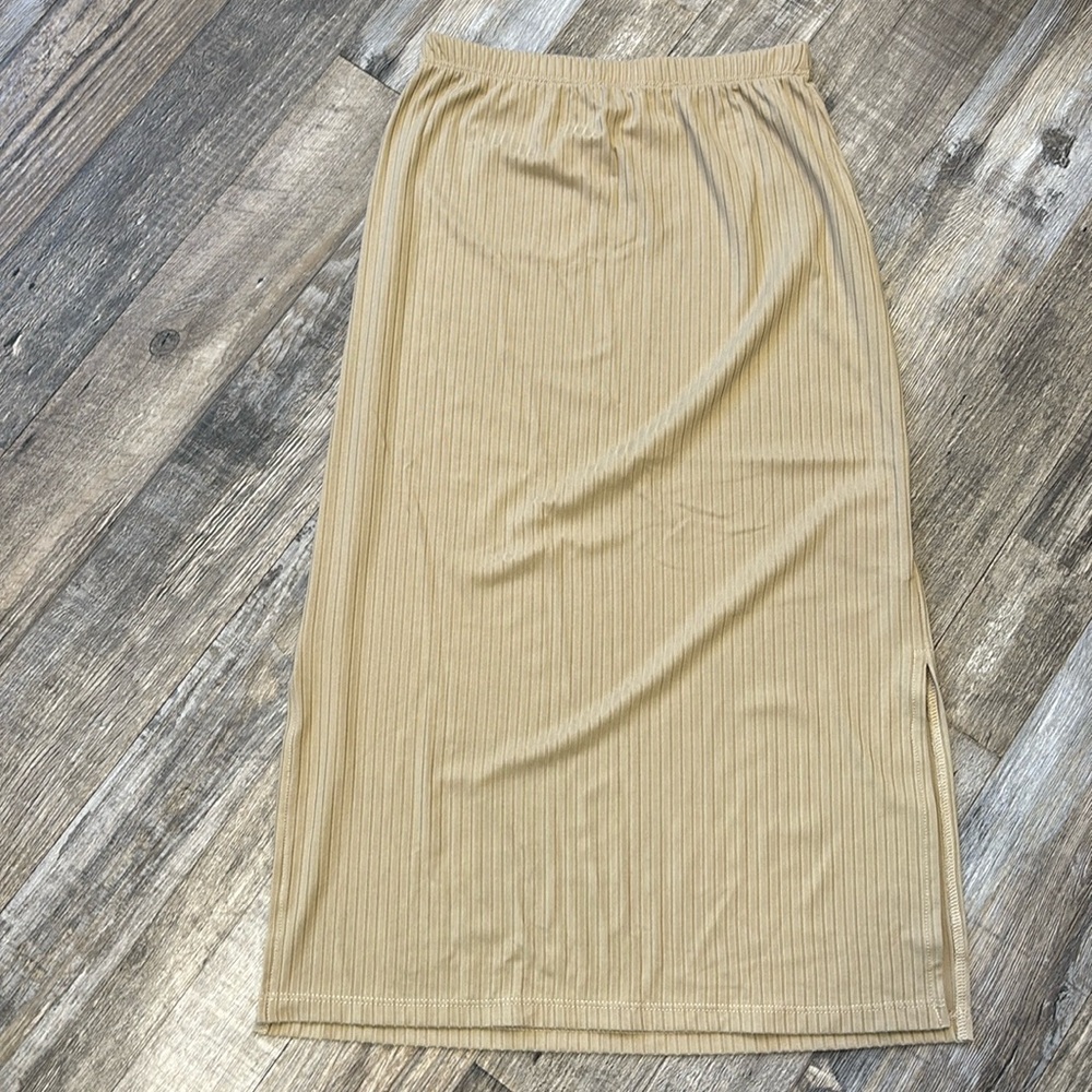 Beige ribbed knit skirt